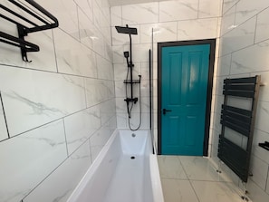 Bathroom - Tudors eSuites - Modern Apartment (Birmingham)