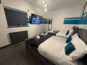 Blackout curtains, iron/ironing board, free WiFi - Tudors eSuites - Modern Apartment (Birmingham)