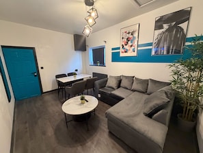 Living area - Tudors eSuites - Modern Apartment (Birmingham)