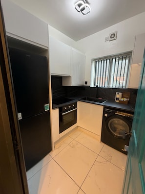 Private kitchen - Tudors eSuites - Modern Apartment (Birmingham)