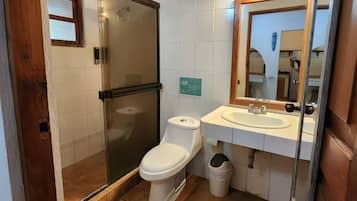 Biệt thự dành cho gia đình, quang cảnh vườn | Phòng tắm | Buồng tắm vòi sen, khăn tắm, xà phòng, dầu gội