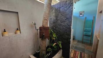 Deluxe bungalow, uitzicht op tuin | Badkamer | Een douche, handdoeken, zeep, shampoo