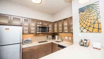 Coffee/tea maker, fridge, microwave, stovetop