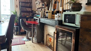 Interior - Retro and Rock 'n' Roll Room in Bastille! (Paris)
