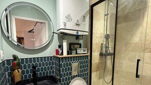 Hair dryer, towels, soap, toilet paper - Retro and Rock 'n' Roll Room in Bastille! (Paris)
