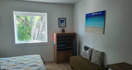 Newly renovated suite, centrally located with full kitchen