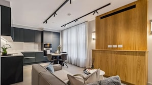 Um apartamento moderno com cozinha, sala de jantar e sala de estar.