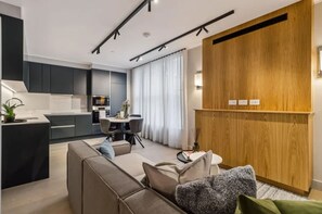 Eine moderne Wohnung mit Küche, Essbereich und Wohnzimmer.