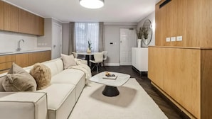 Una sala moderna con un sofá, una mesa de centro y un comedor.