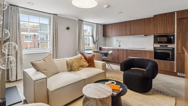 Eine moderne Wohnung mit Wohnzimmer, Essbereich und Küche.