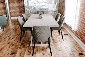 Dining - Champagne Loft top-floor retreat in the heart of Dubuque's Millwork District (Dubuque)
