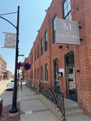 Exterior - Champagne Loft top-floor retreat in the heart of Dubuque's Millwork District (Dubuque)