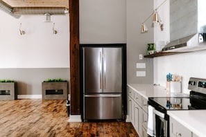 Coffee/tea maker, fridge, microwave, oven - Champagne Loft top-floor retreat in the heart of Dubuque's Millwork District (Dubuque)