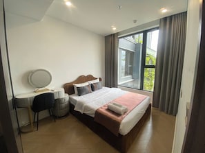 ห้องดีลักซ์สวีท, วิวแม่น้ำ | โต๊ะทำงาน, พื้นที่ทำงานแบบใช้แล็ปท็อป, ผ้าม่านกันแสง, ห้องเก็บเสียง