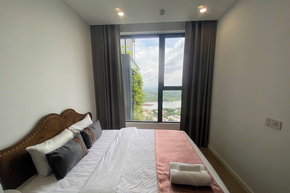 Deluxe suite, uitzicht op rivier | Een bureau, een laptopwerkplek, verduisterende gordijnen