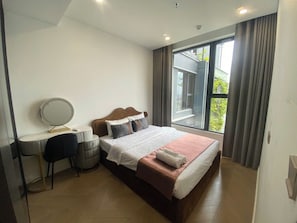 ห้องดีลักซ์สวีท, วิวแม่น้ำ | โต๊ะทำงาน, พื้นที่ทำงานแบบใช้แล็ปท็อป, ผ้าม่านกันแสง, ห้องเก็บเสียง