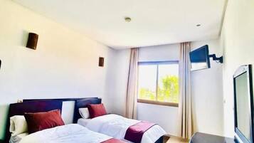 Blackout curtains, free WiFi