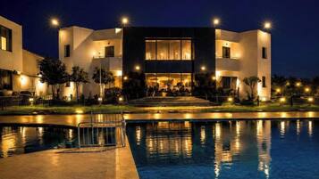 8 indoor pools, open 9:00 AM to 6:00 PM, pool umbrellas
