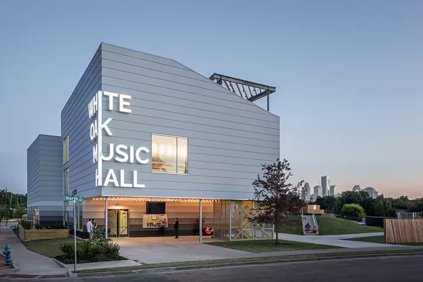 Un bâtiment moderne dont la façade porte l’inscription « WHITE MUSIC HALL ».