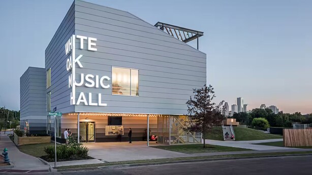 Ein modernes Gebäude mit der Aufschrift 'WHITE MUSIC HALL' an der Fassade.