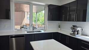 Cafetera y tetera, refrigerador, microondas y horno 