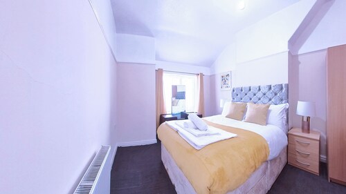 Newcastle Dream Home With 4 Bedrooms and Parking