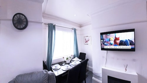 Newcastle Dream Home With 4 Bedrooms and Parking
