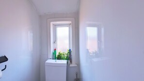 Combined shower/bathtub, deep-soaking bathtub - Newcastle Dream Home With 4 Bedrooms and Parking (Newcastle-upon-Tyne)