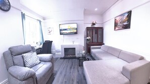 Fireplace - Newcastle Dream Home With 4 Bedrooms and Parking (Newcastle-upon-Tyne)