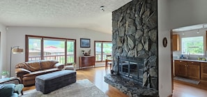 Smart TV - Amazing view! Charming 3-bedroom house in welcoming Anchorage neighborhood (Anchorage)