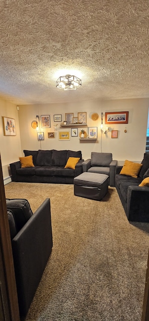 Smart TV - Amazing view! Charming 3-bedroom house in welcoming Anchorage neighborhood (Anchorage)