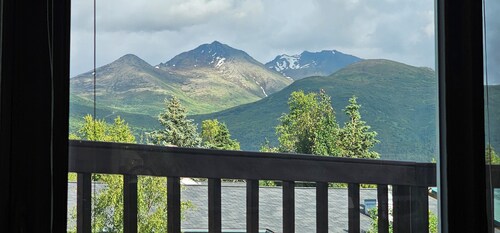 Amazing view! Charming 3-bedroom house in welcoming Anchorage neighborhood
