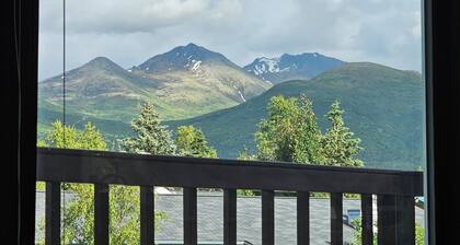 Amazing view! Charming 3-bedroom house in welcoming Anchorage neighborhood