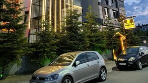 En moderne bygning med en glasfacade og et skilt, der viser 'Terrace'.