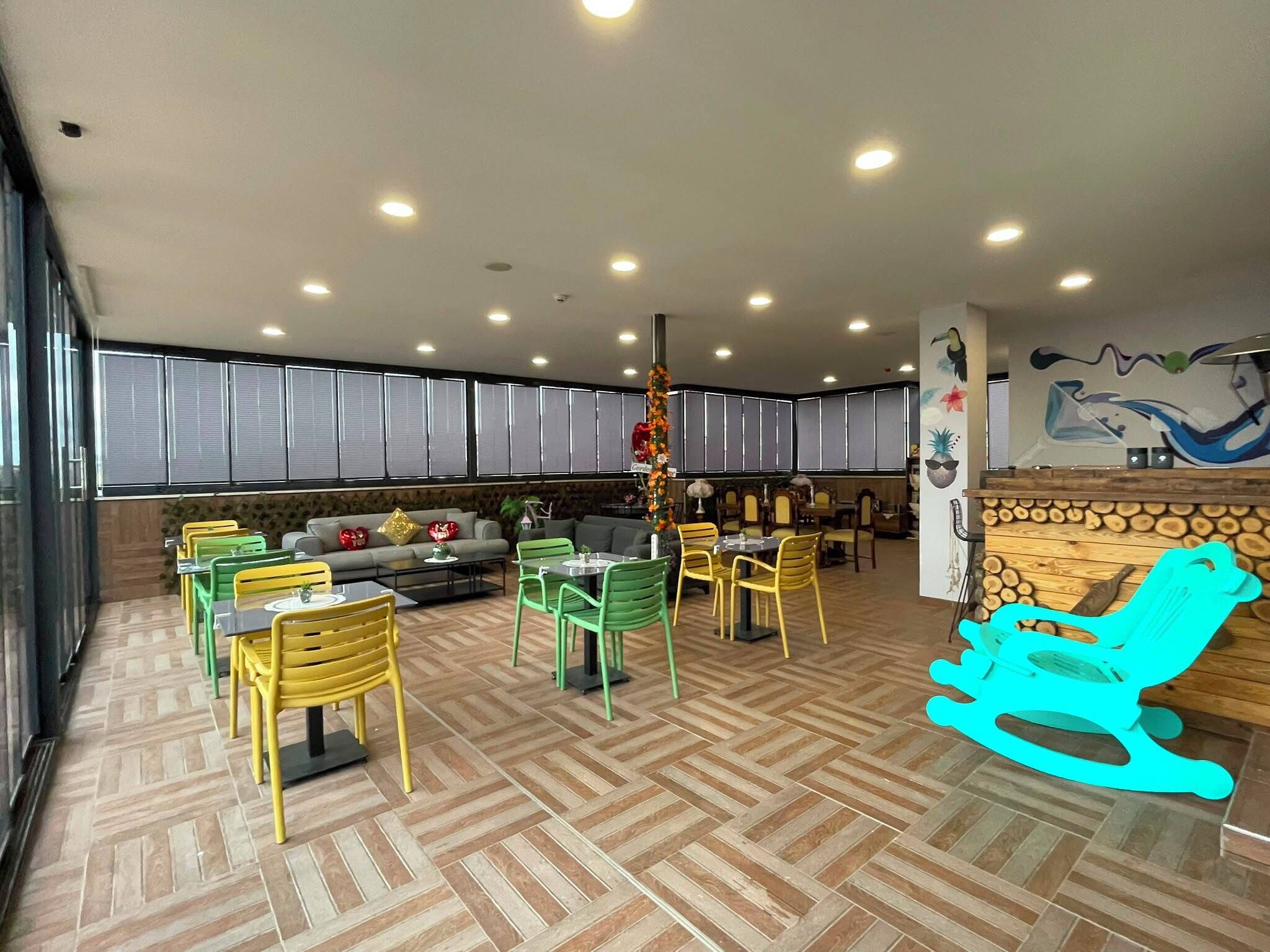 Deluxe Room, City View | Dining