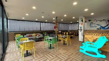 Deluxe Room, City View | Dining