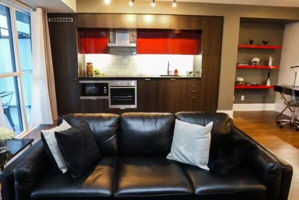 Living area - Contemporary Toronto 1BR with Balcony and Sofa Bed (Toronto)