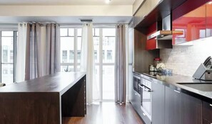 Private kitchen - Contemporary Toronto 1BR with Balcony and Sofa Bed (Toronto)