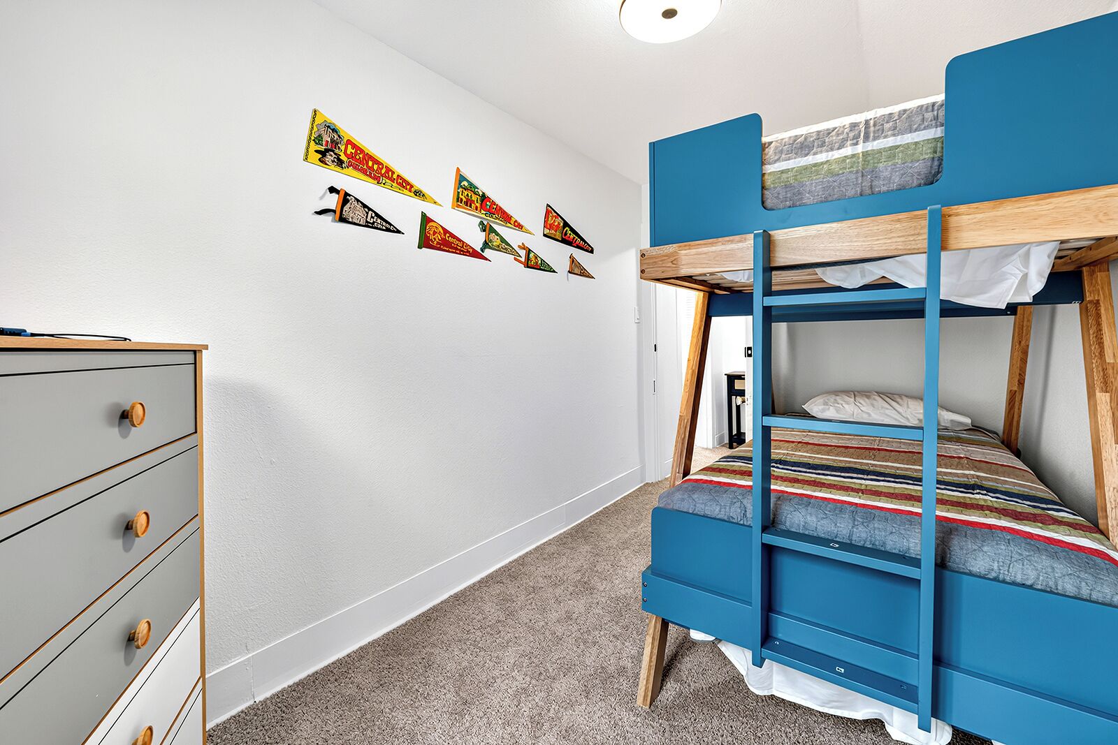 4 slaapkamers, een strijkplank/strijkijzer, gratis wifi, beddengoed