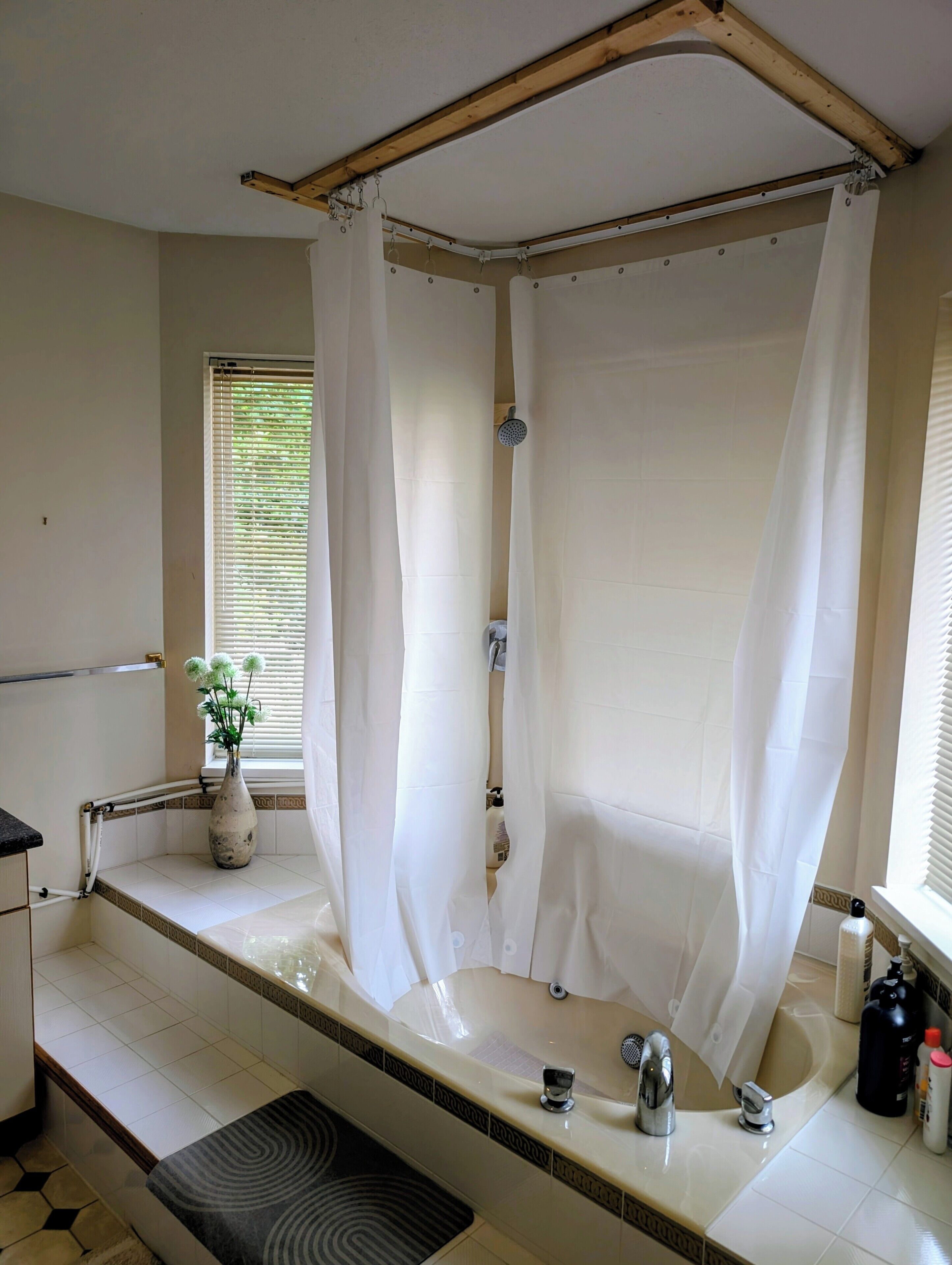 Séchoir à cheveux, serviettes fournies, savon, papier de toilette