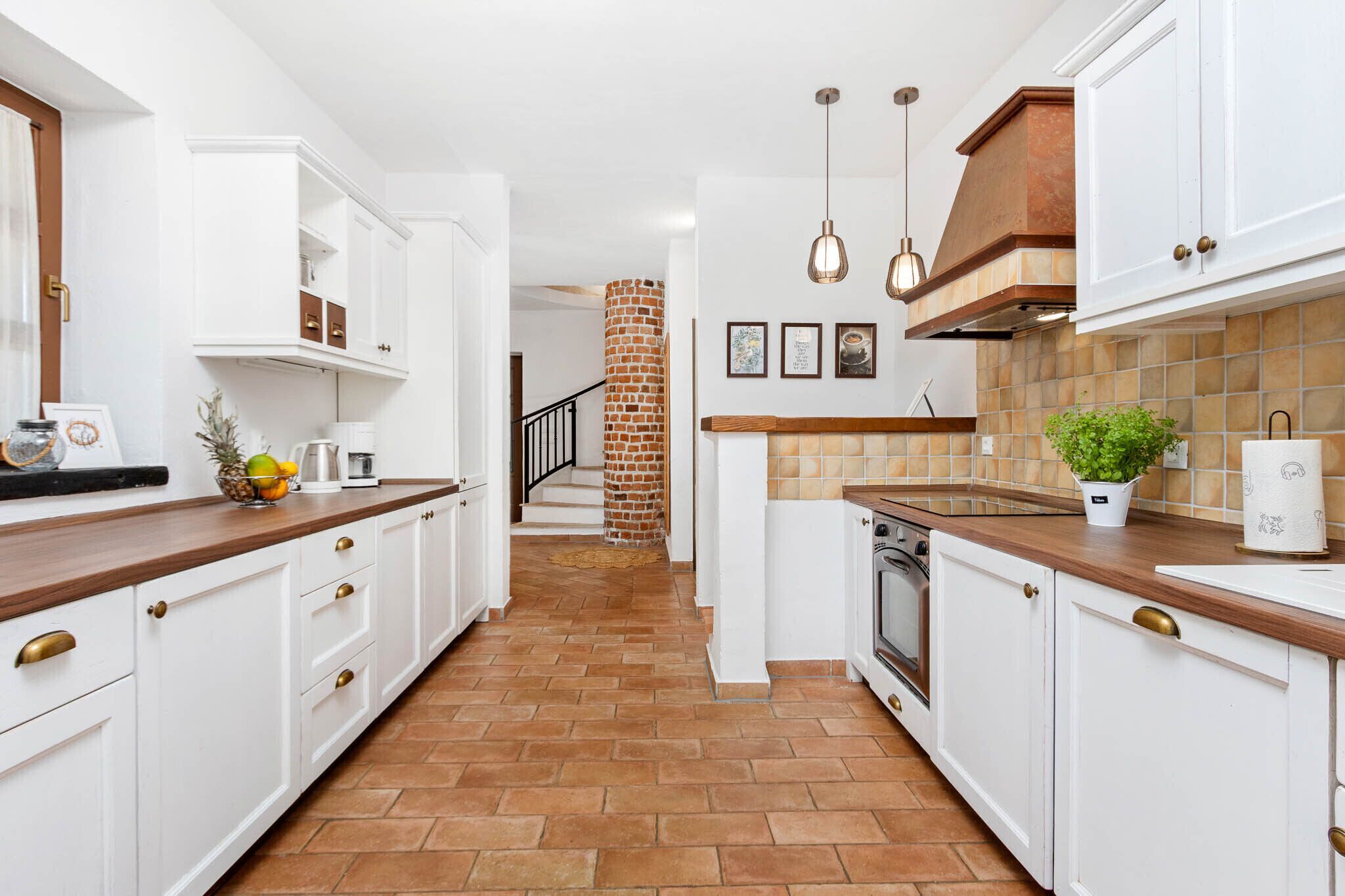 Coffee/tea maker, fridge, oven, dishwasher