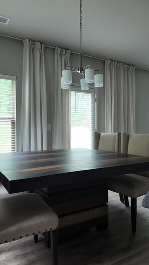 Dining - Modern Stay Near Uptown (Charlotte)