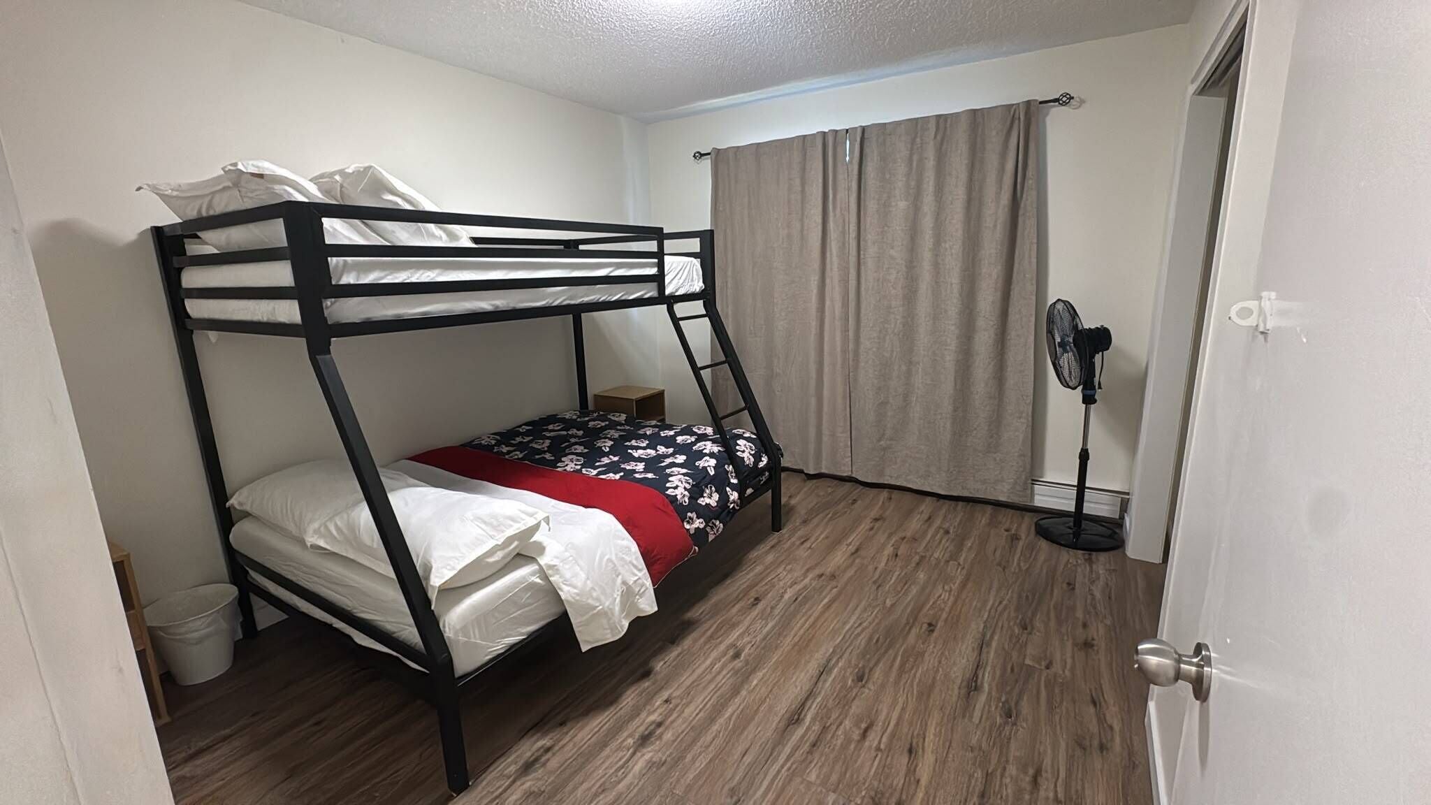 2 dormitorios, tabla de planchar con plancha, wifi y ropa de cama