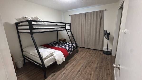 2 habitaciones, tabla de planchar con plancha, wifi y ropa de cama 