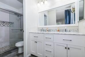 Shower, hair dryer, towels, soap - Spacious 4-bedroom house in peaceful Chino with AC (Chino)
