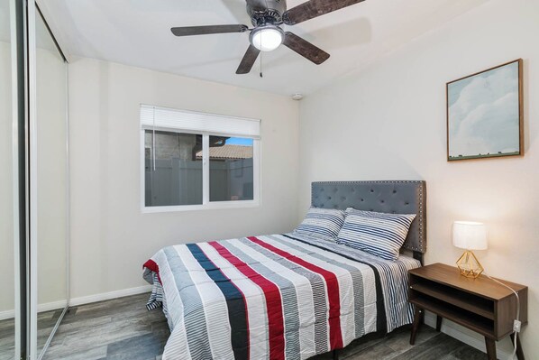 4 bedrooms, iron/ironing board, internet, bed sheets