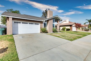 Exterior - Spacious 4-bedroom house in peaceful Chino with AC (Chino)