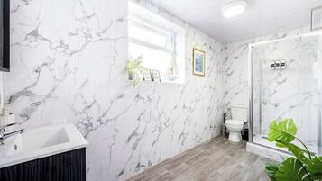 Dusche, Haartrockner, Handtücher