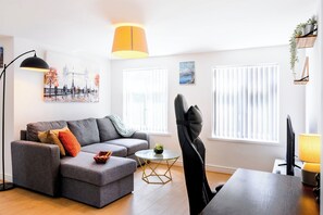 TV - Quinton Top Flr, Sleeps 7, HighSt 3min, Prkg, A-Rd (Oldbury)