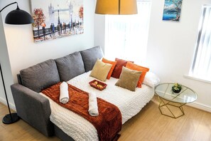 2 bedrooms, desk, iron/ironing board, WiFi - Quinton Top Flr, Sleeps 7, HighSt 3min, Prkg, A-Rd (Oldbury)